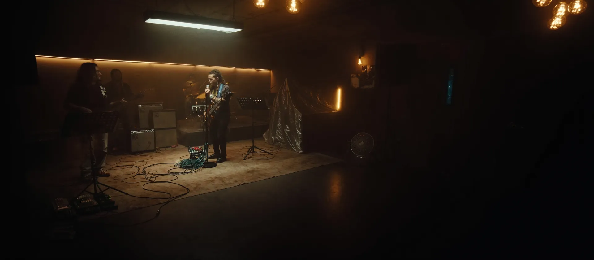 Sahnede çalan müzik grubu