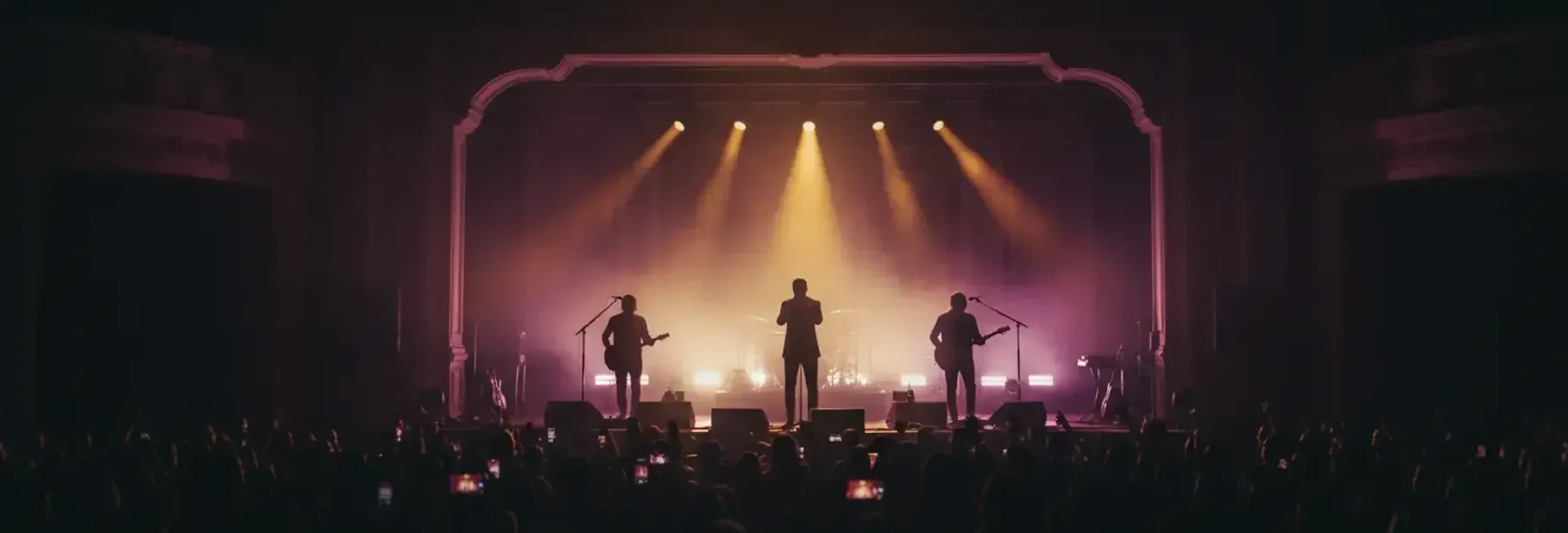 Konser sahnesinde canlı müzik performansı