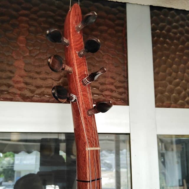 Orhun Usta Bağlama Atölyesi