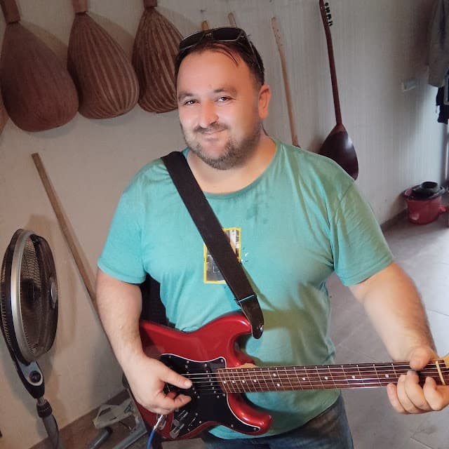 LUTHIER FUAT BOZDEMİR -BURSA GİTAR TAMİRİ-KEMAN TAMİR-BAĞLAMA İMALATI