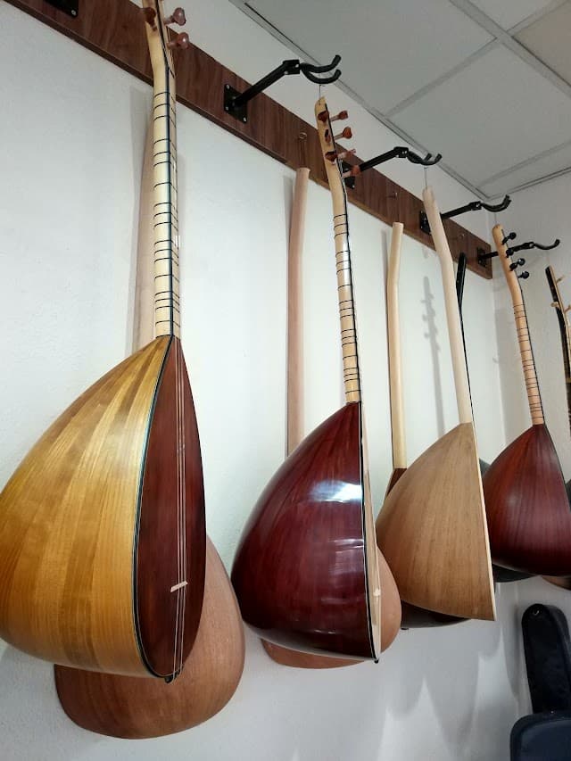 Duman Usta Saz Evi - Bağlama Atölyesi
