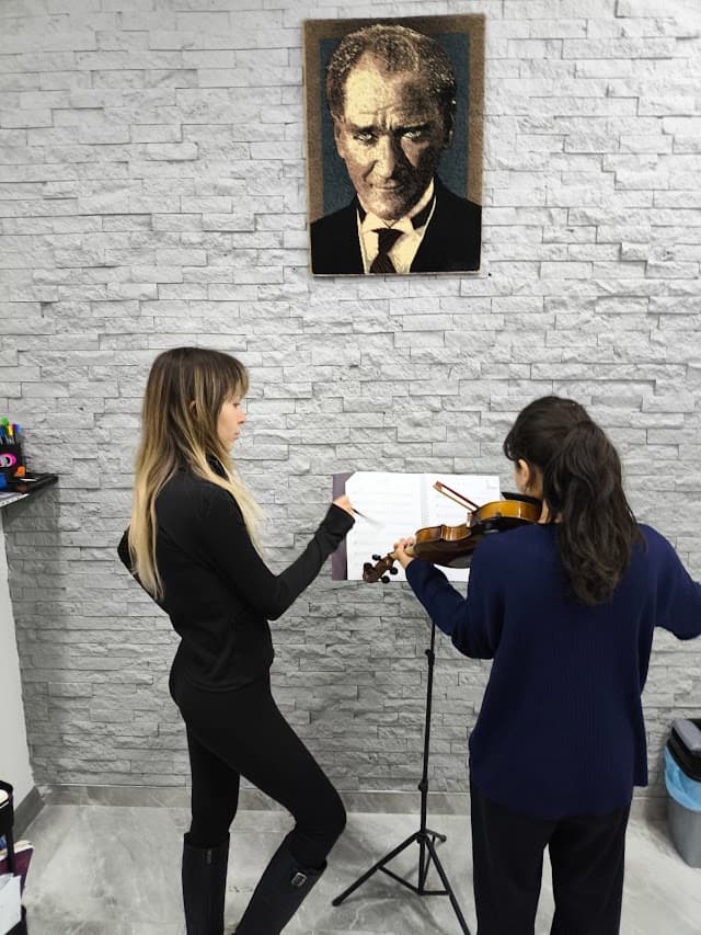 ÖZEL DİNÇ SANAT AKADEMİ MÜZİK KURSU