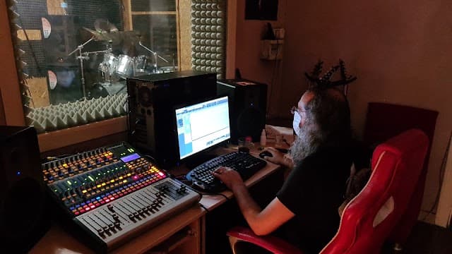 Studio Deep ( Stüdyo Deep )