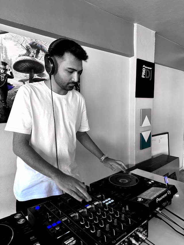 Hey Dj