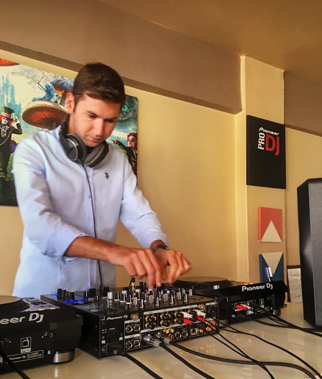 Hey Dj