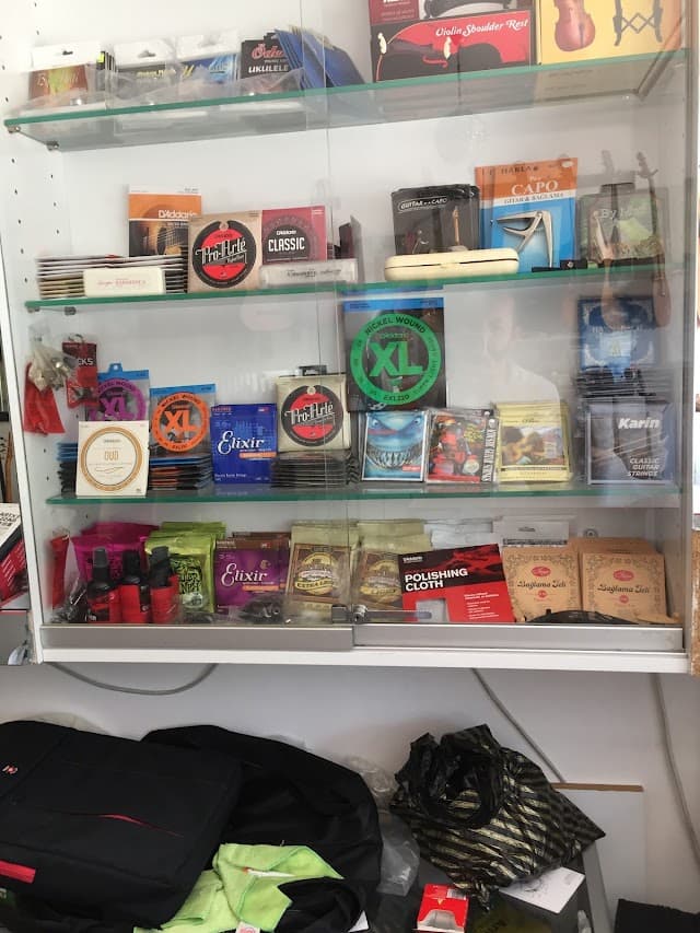 Music house Store Mahmutlar Bağlama Gitar Keman Piyano Şan dersi ve Konservatuvar hazırlık Eğitimi ve Enstrüman satışı