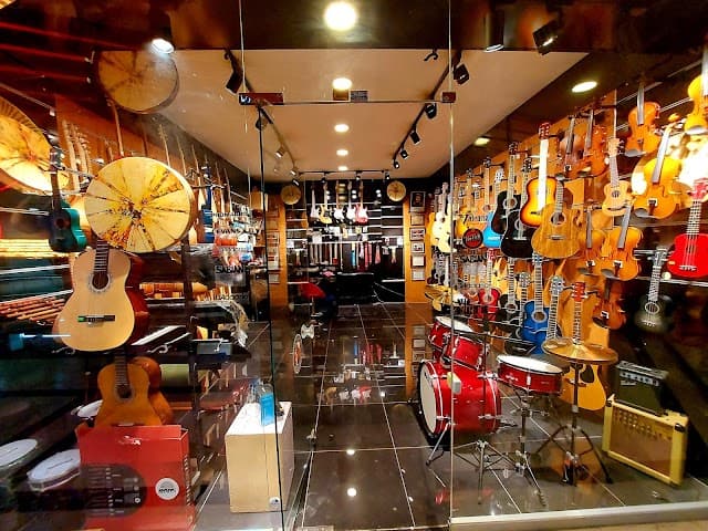 ezgi müzik erzurum (kenan usta çalgı yapım atölyesi)